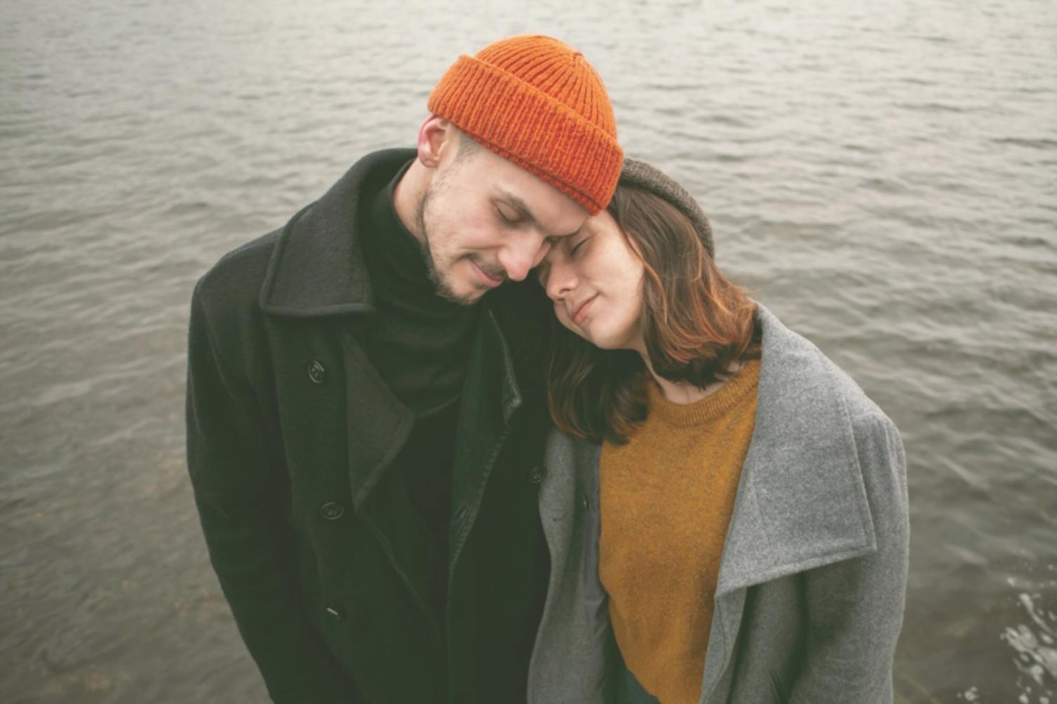 Famiglia che pianifica attività insieme in un ambiente sereno